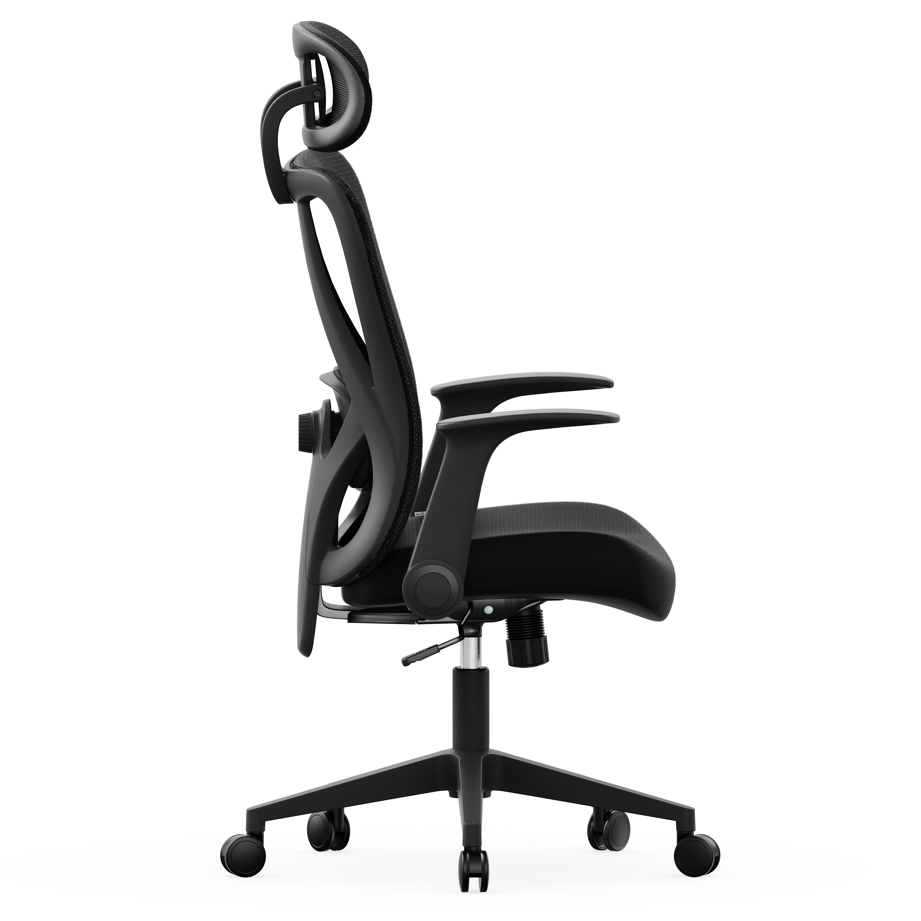 Ein schwarzer ergonomischer Bürostuhl auf weißem Hintergrund. Er hat eine Kopfstütze, Armlehnen und ein Fünf-Rollen-Gestell.