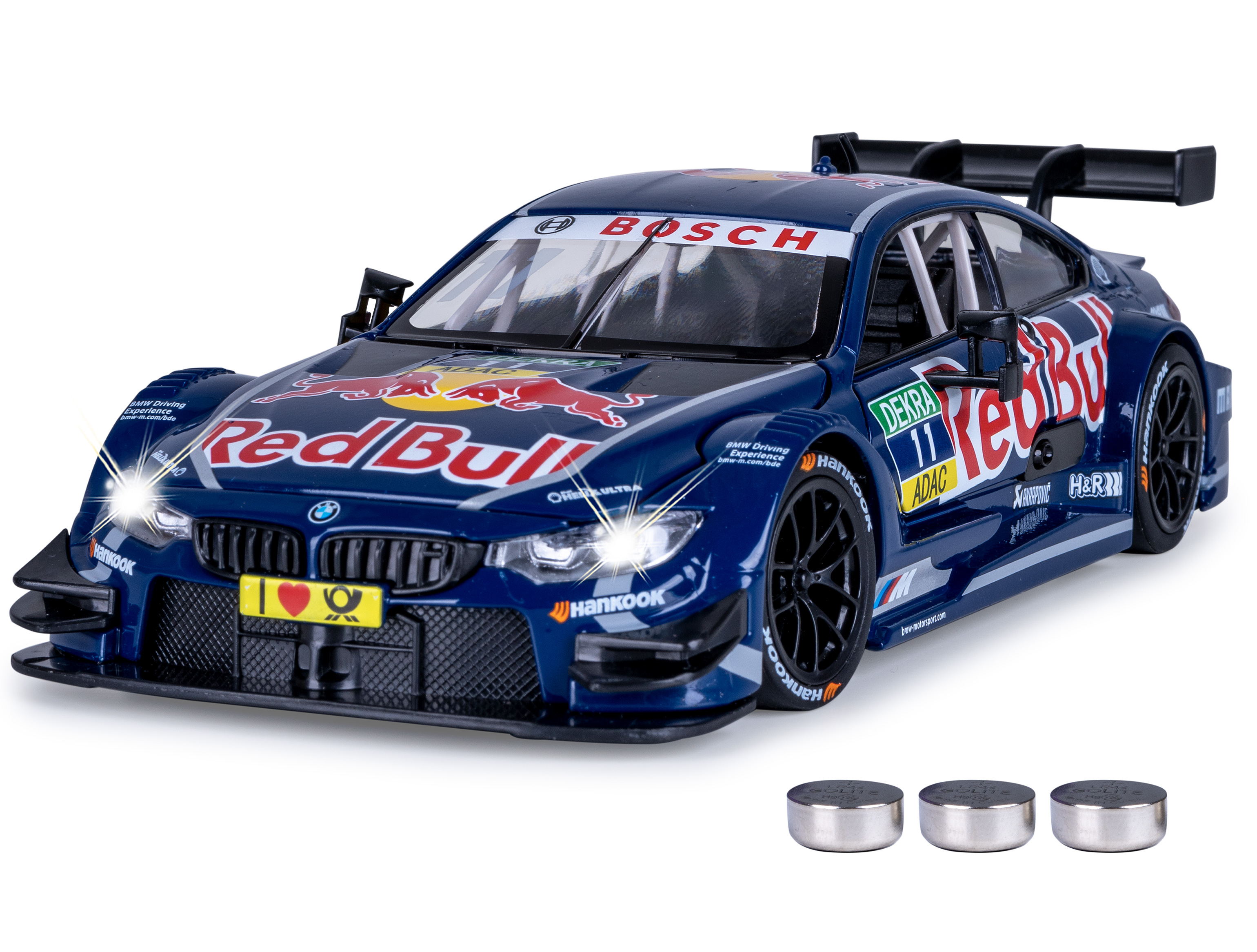 Blaues Red Bull BMW-Rennwagen-Spielzeug mit Lichtern auf weißer Oberfläche. Drei silberne Batterien unten.