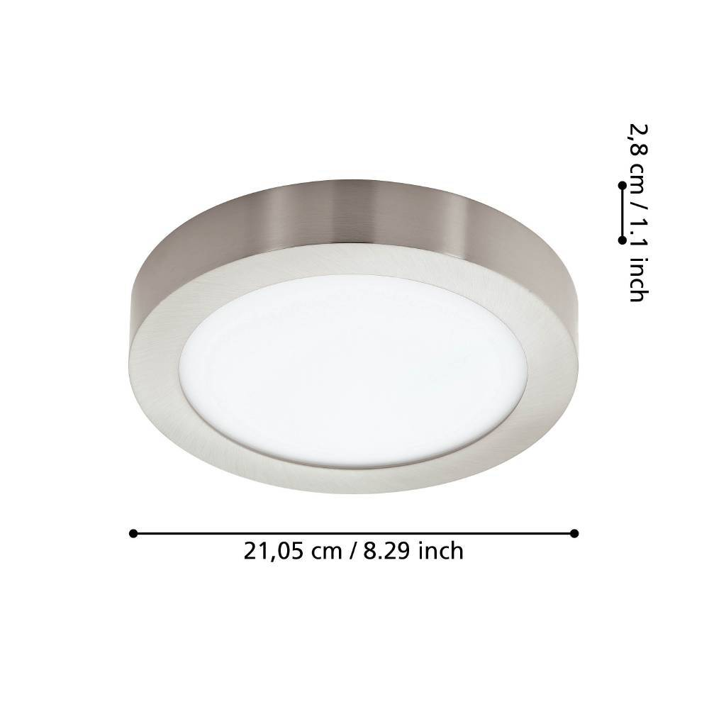 Eine runde, silberne Deckenleuchte mit weißer zentraler Lichtquelle. Maße: 21,05 cm/8,29 Zoll Durchmesser, 2,8 cm/1,1 Zoll Höhe.