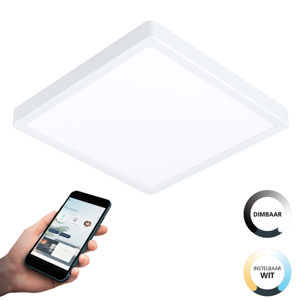 Una lámpara de techo cuadrada blanca con un teléfono en la mano. El teléfono muestra la interfaz de una app de hogar inteligente.