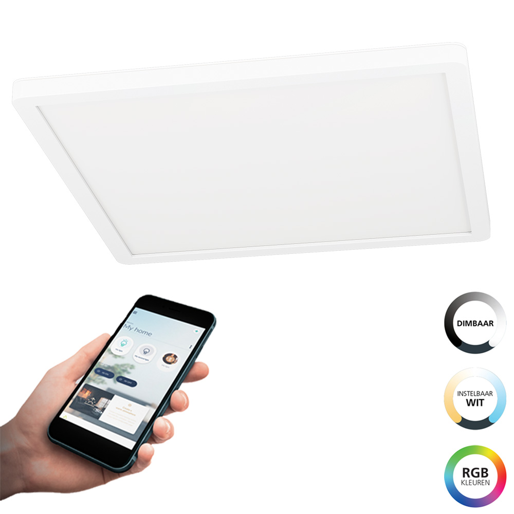 Gezeigt wird eine weiße, rechteckige Deckenleuchte. Eine Hand hält ein Telefon mit Smart-Home-Steuerung. Drei Symbole rechts.