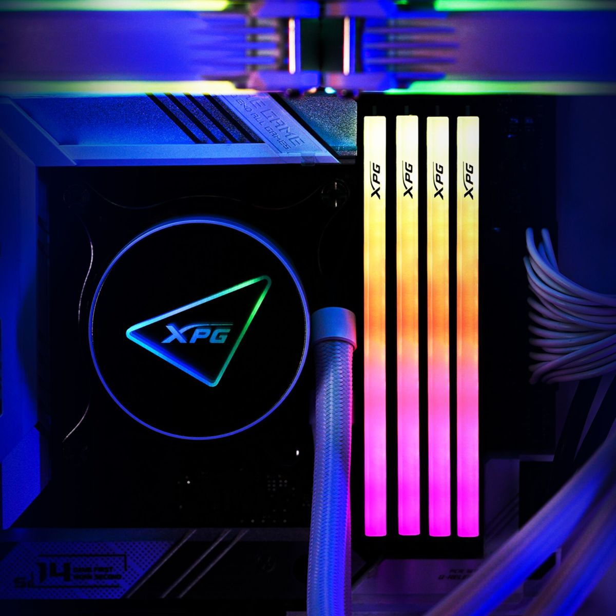 Wewnętrzne komponenty komputera są podświetlone żywymi kolorami, w tym kości RAM i chłodzenie z logo XPG.