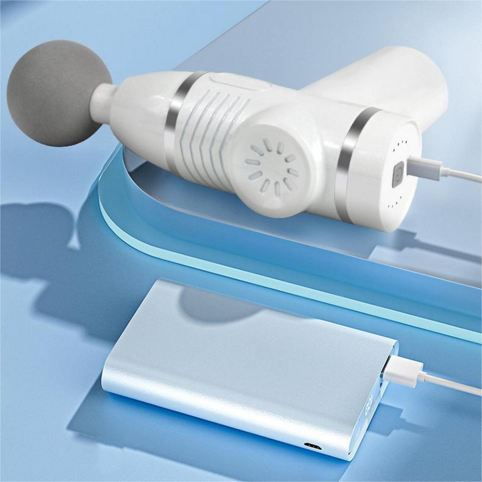Eine weiße Massagepistole mit grauem Kopf, eine Powerbank und ein Ladekabel auf blauem Untergrund.