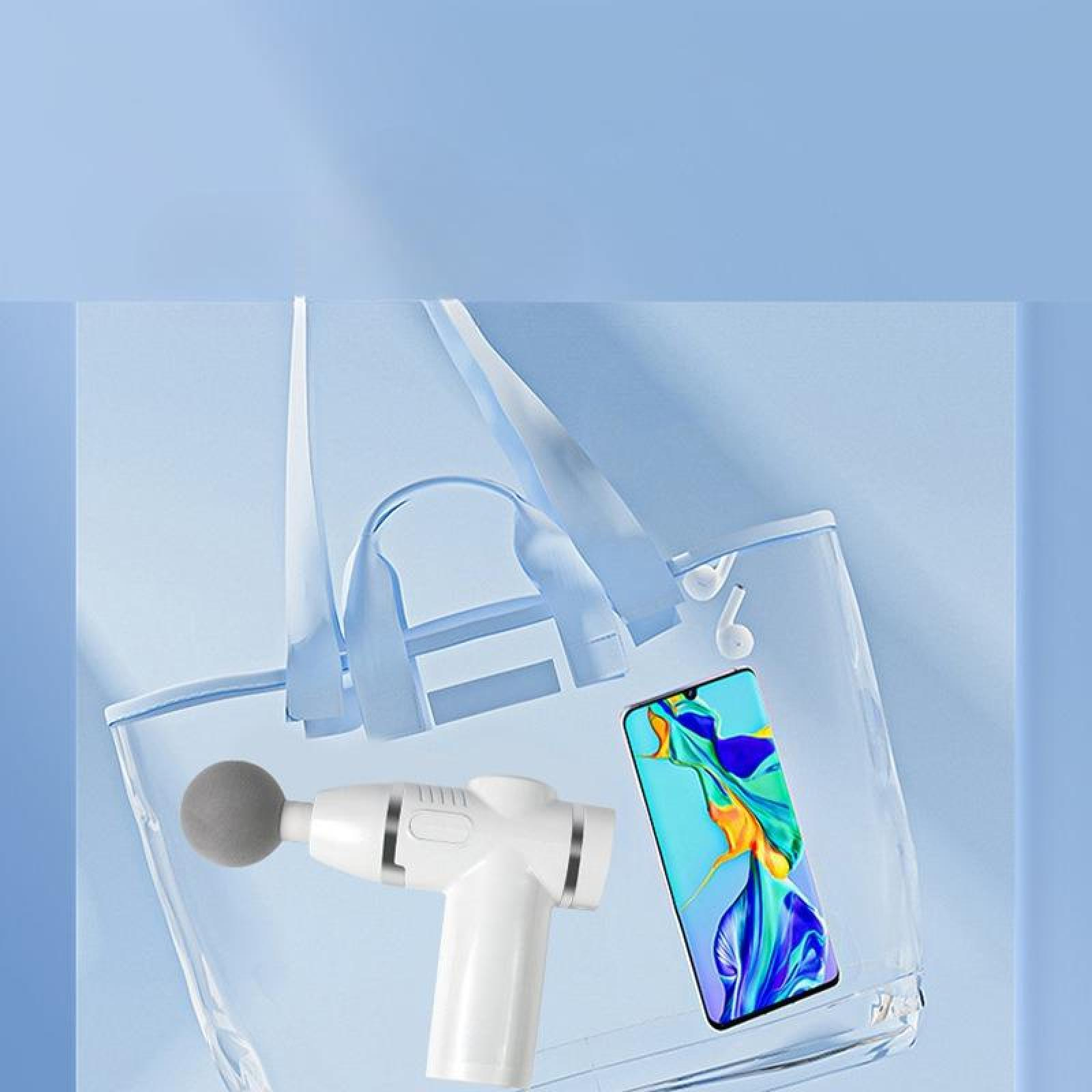 Eine transparente Tragetasche enthält eine weiße Massagepistole, ein Smartphone und kabellose Ohrhörer, alles vor blauem Hintergrund.