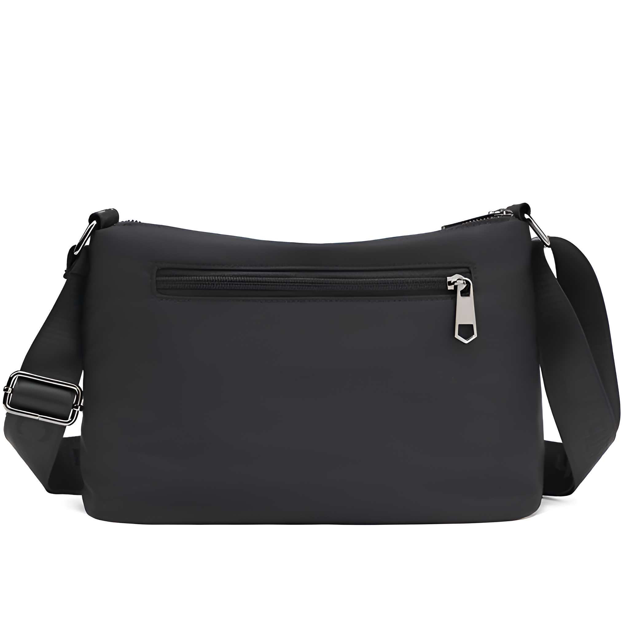 Eine schwarze Umhängetasche mit silbernem Reißverschluss. Die Tasche hat einen langen Riemen und eine silberne Schnalle. Weißer Hintergrund.