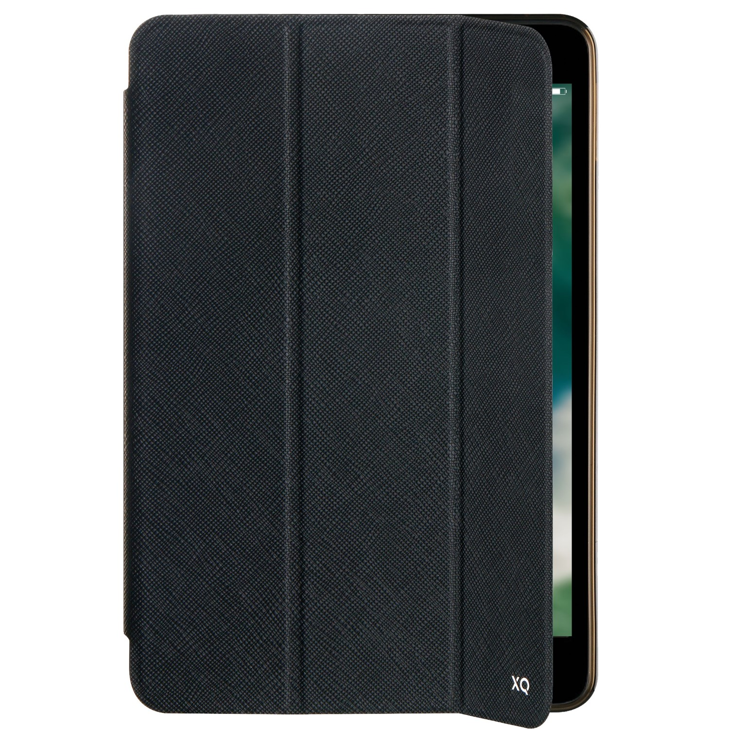 Eine teilweise geöffnete schwarze Tablethülle, die einen Tablet-Bildschirm freigibt. Die Hülle hat eine strukturierte Oberfläche, und ein 'XQ'-Logo ist sichtbar.