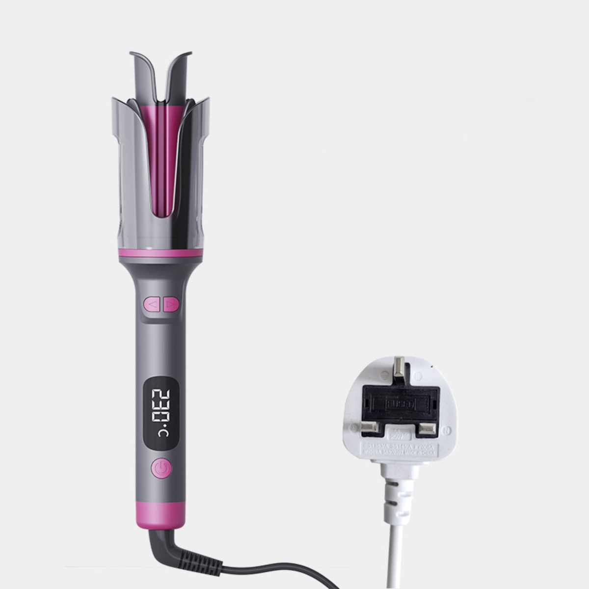 Ein Lockenstab mit digitaler Anzeige von 230°C neben einem britischen Stecker. Das Bügeleisen ist grau und rosa.