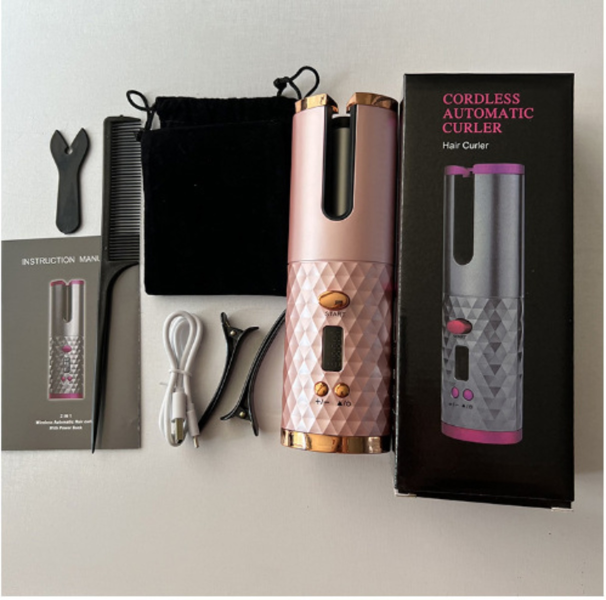 Ein roségoldener kabelloser automatischer Haarlockenwickler mit Zubehör, darunter ein Handbuch, Kamm, Clips und eine schwarze Tasche.