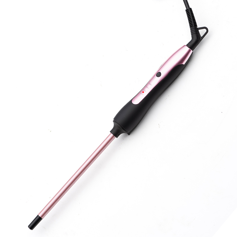 Ein Lockenstab liegt diagonal auf einer weißen Oberfläche. Er hat einen schwarzen Griff mit rosa Akzenten. Der Lockenstab ist rosa.