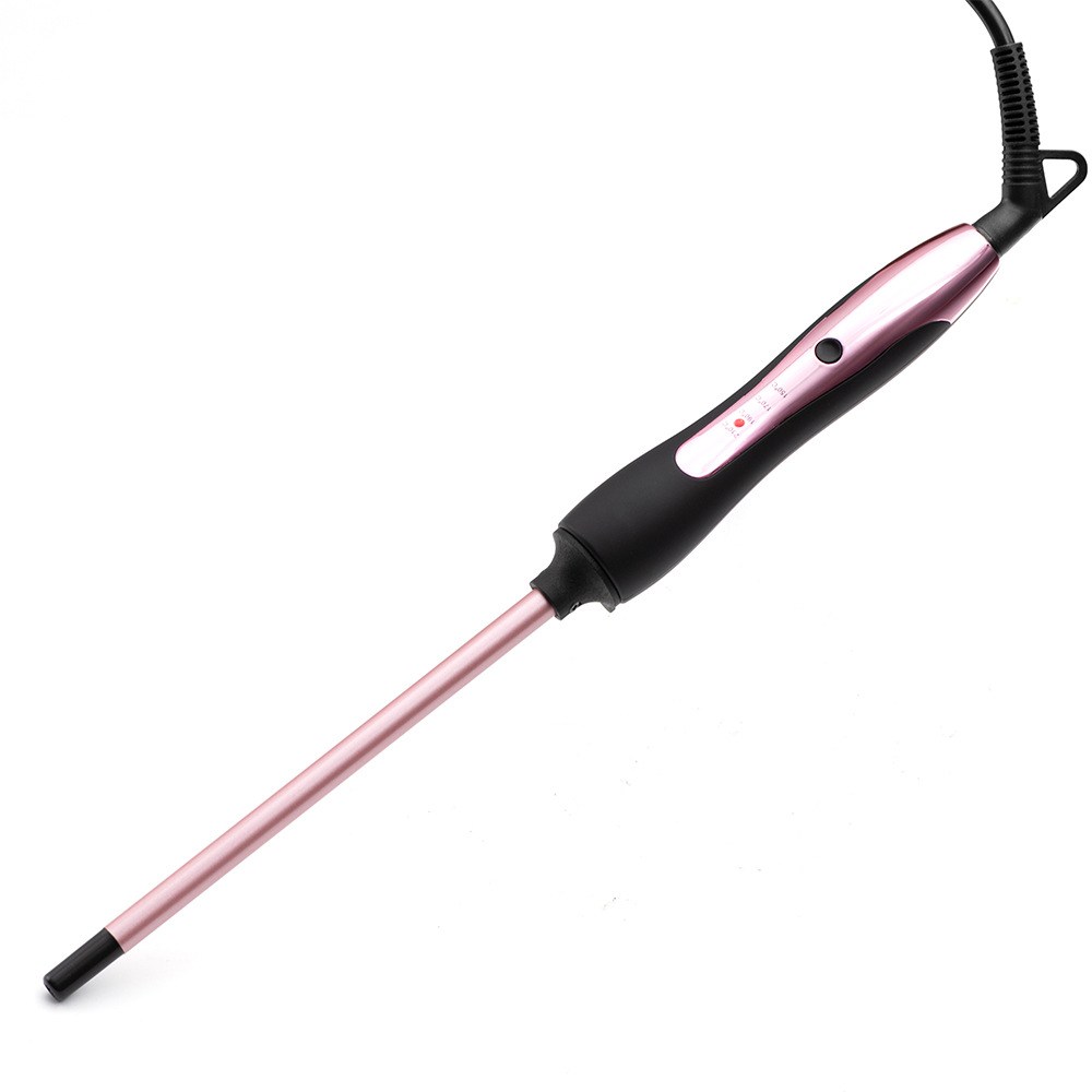Ein Lockenstab mit rosa Lauf und schwarzem Griff, Kabel befestigt. Er befindet sich auf weißem Hintergrund.