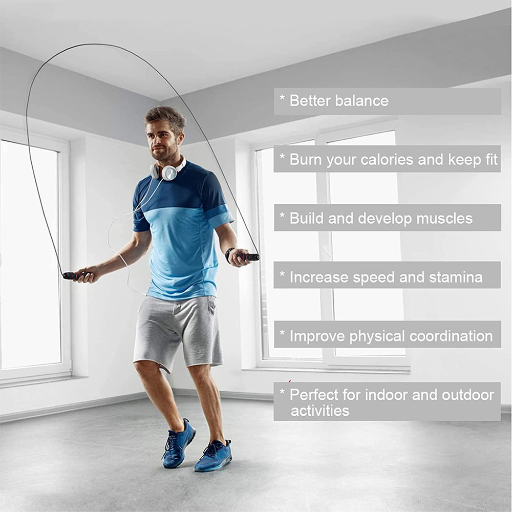 Mann springt drinnen Seil, trägt blaues Hemd, graue Shorts und blaue Schuhe. Text hebt Vorteile des Trainings hervor.