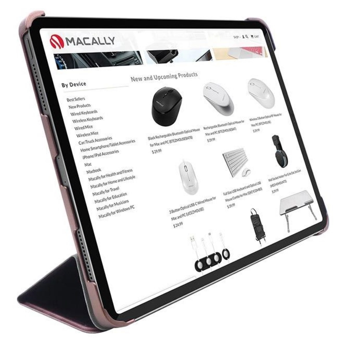 Ein iPad zeigt eine Macally-Website mit Mäusen und Zubehör. Das iPad hat eine rosa Hülle und einen Ständer.