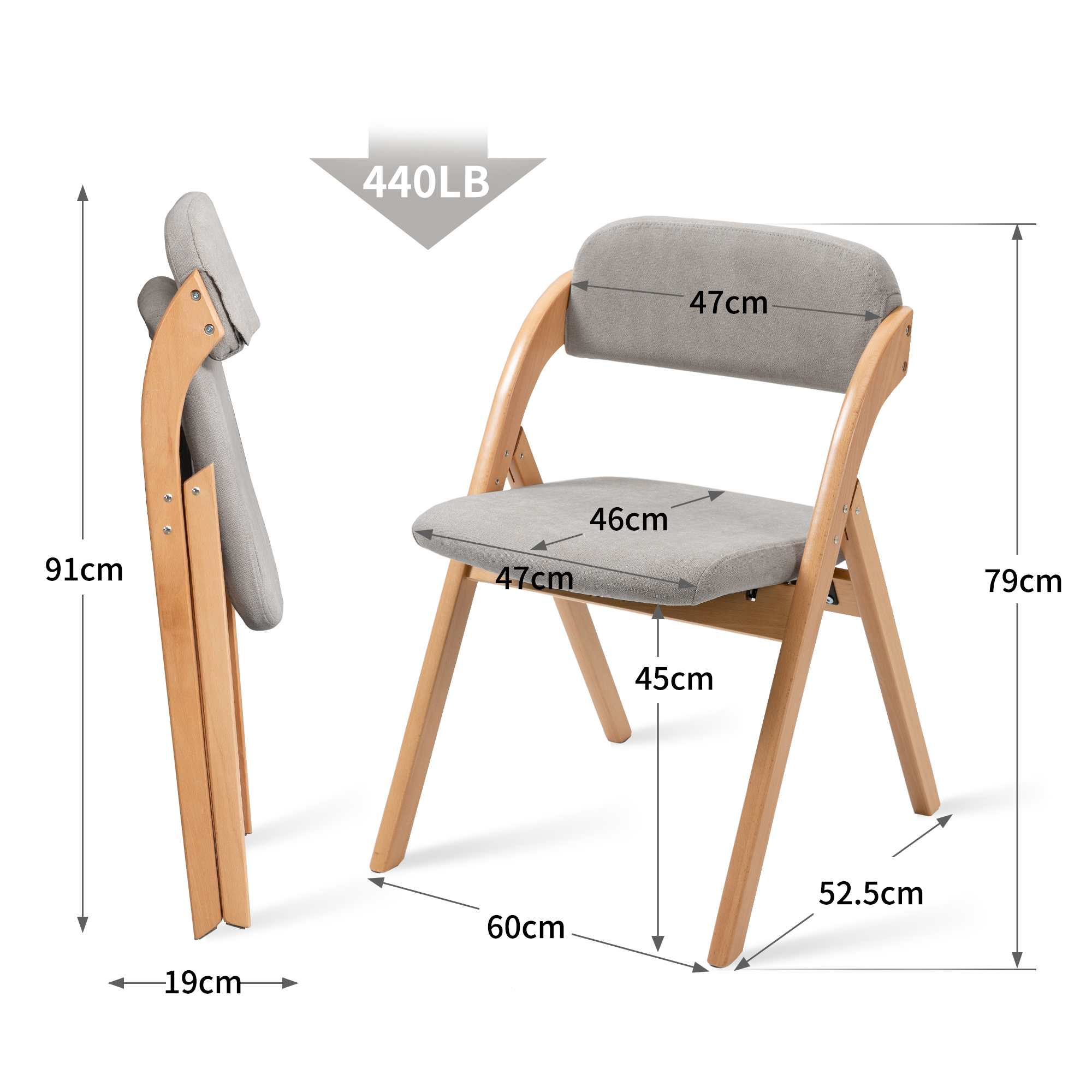 Ein hölzerner Klappstuhl mit grauem Sitz und Rückenlehne wird mit Abmessungen gezeigt. Daneben steht auch ein zusammengeklappter Stuhl.