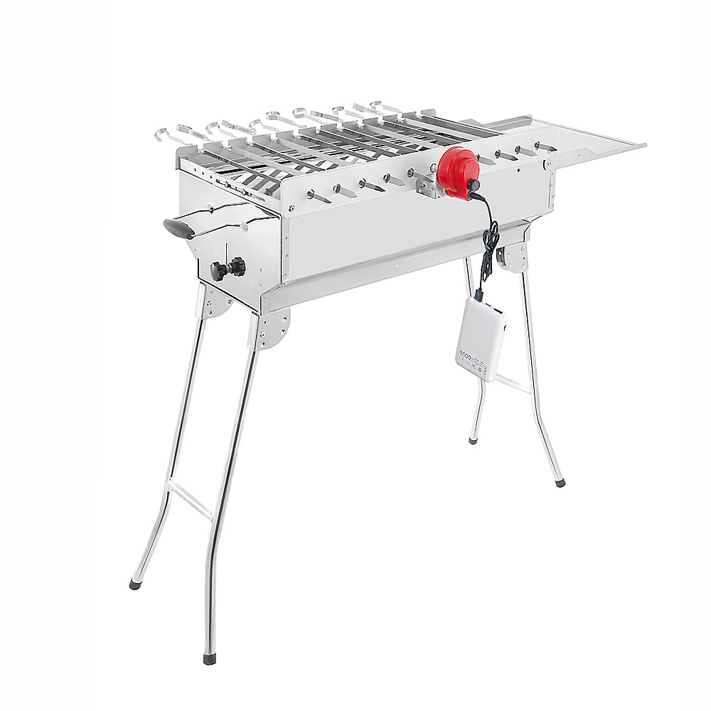 Ein Edelstahl-Grill mit Spießen. Er hat einen roten Motor und steht auf weißem Grund. Der Grill steht auf Metallbeinen.