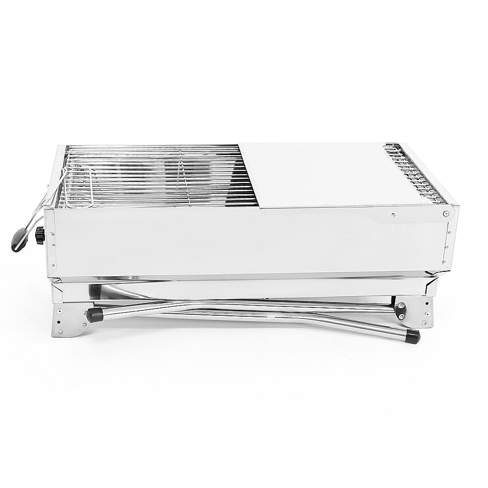 Ein rechteckiger Grill aus Edelstahl mit Drahtrost und Klappbeinen steht auf weißem Hintergrund.