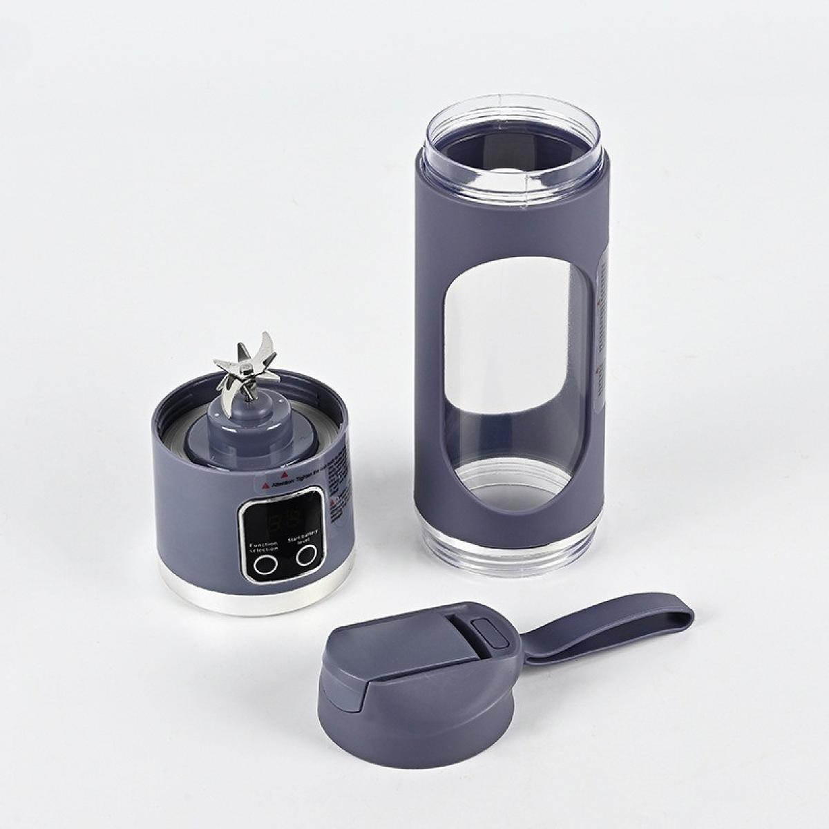 Zerlegter tragbarer Mixer mit Komponenten: Basis mit Klingen, eine Tasse und ein Deckel, alles grau. Weißer Hintergrund.