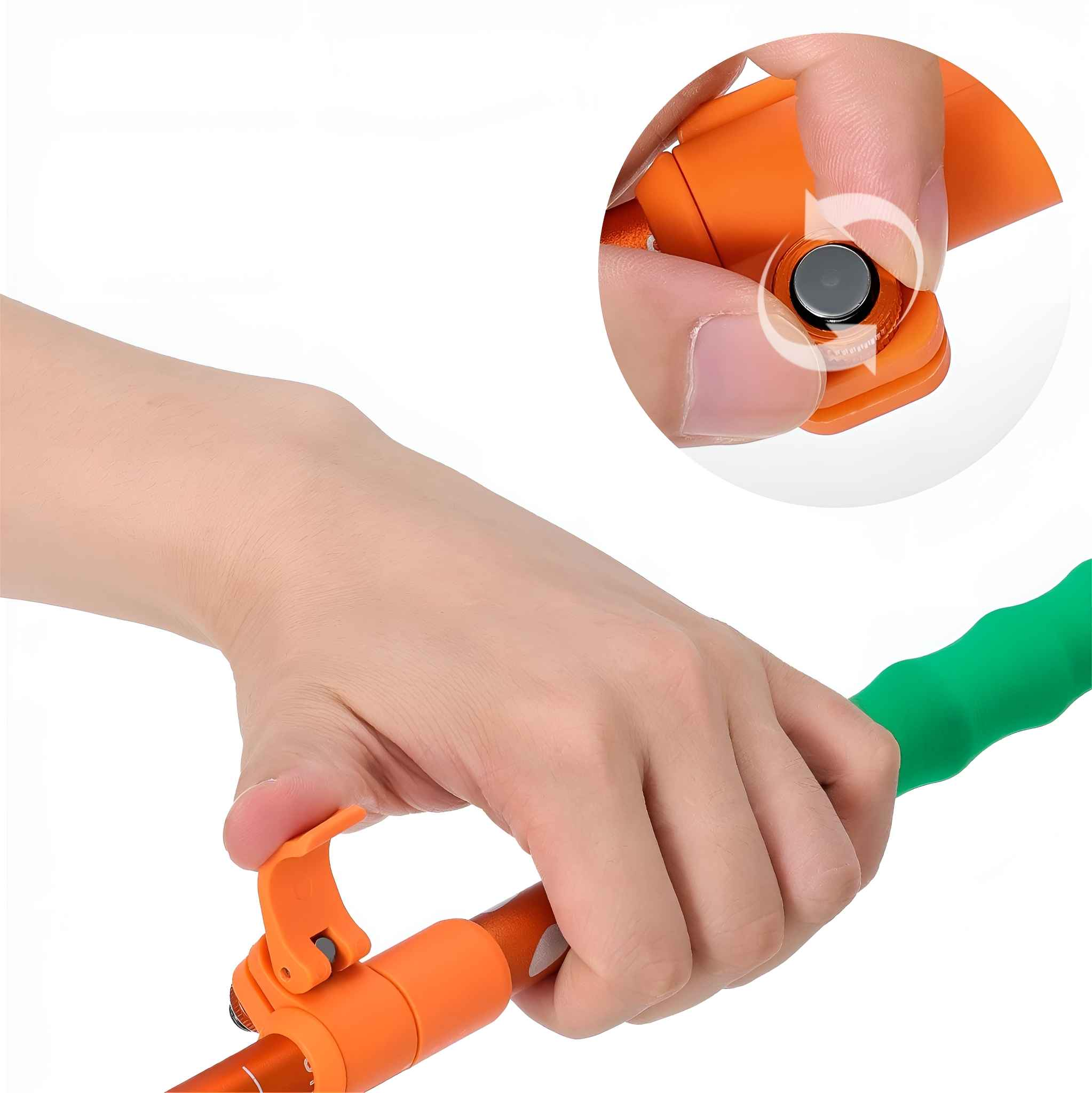 Eine Hand hält ein grün-oranges Objekt. Eine Nahaufnahme zeigt das Drehen eines Knopfes. Der Hintergrund ist weiß.