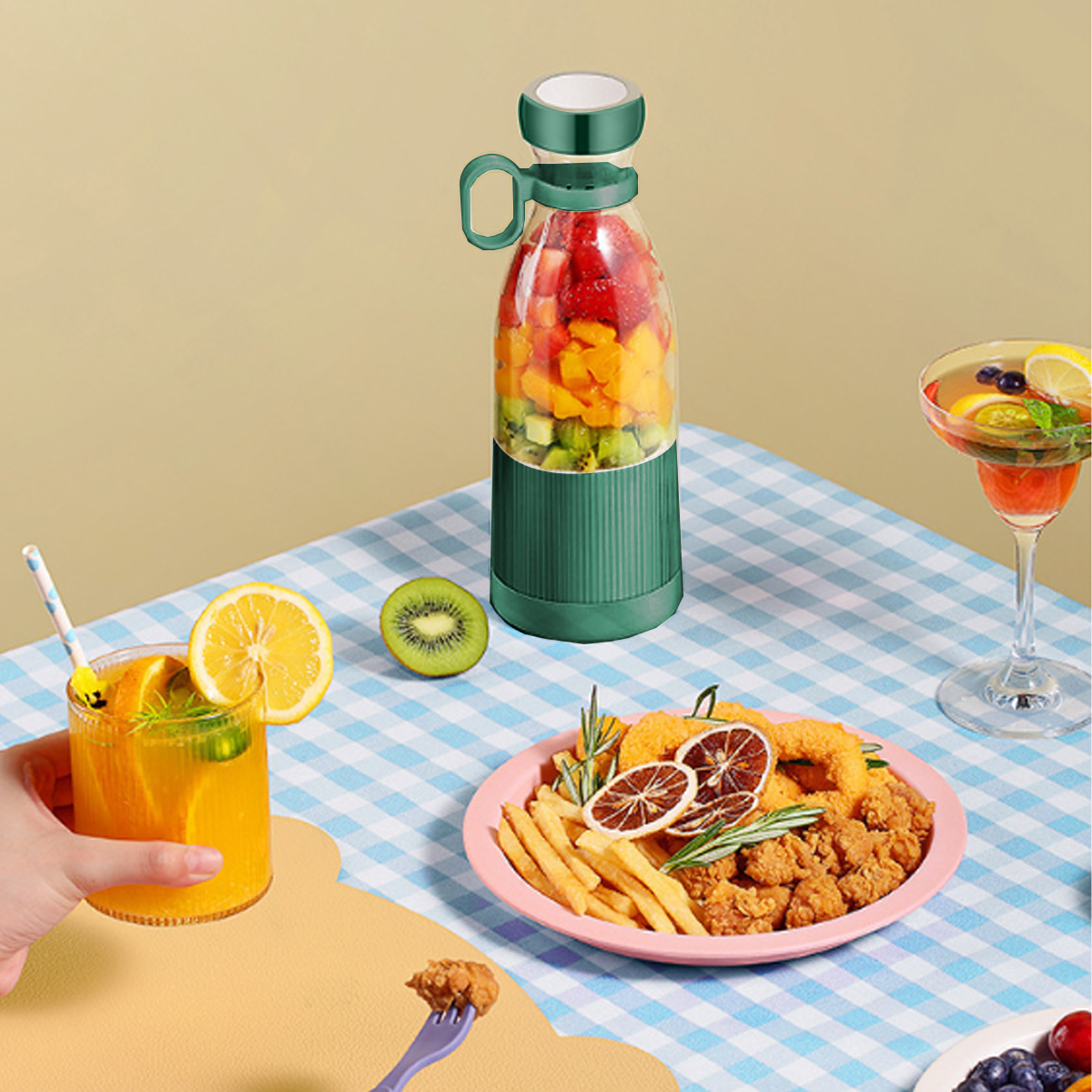 Ein Tisch mit Obst in einem Mixer, einem Getränk und Essen. Eine Hand hält ein Getränk mit einer Zitronenscheibe. Eine Kiwi liegt auf dem Tisch.