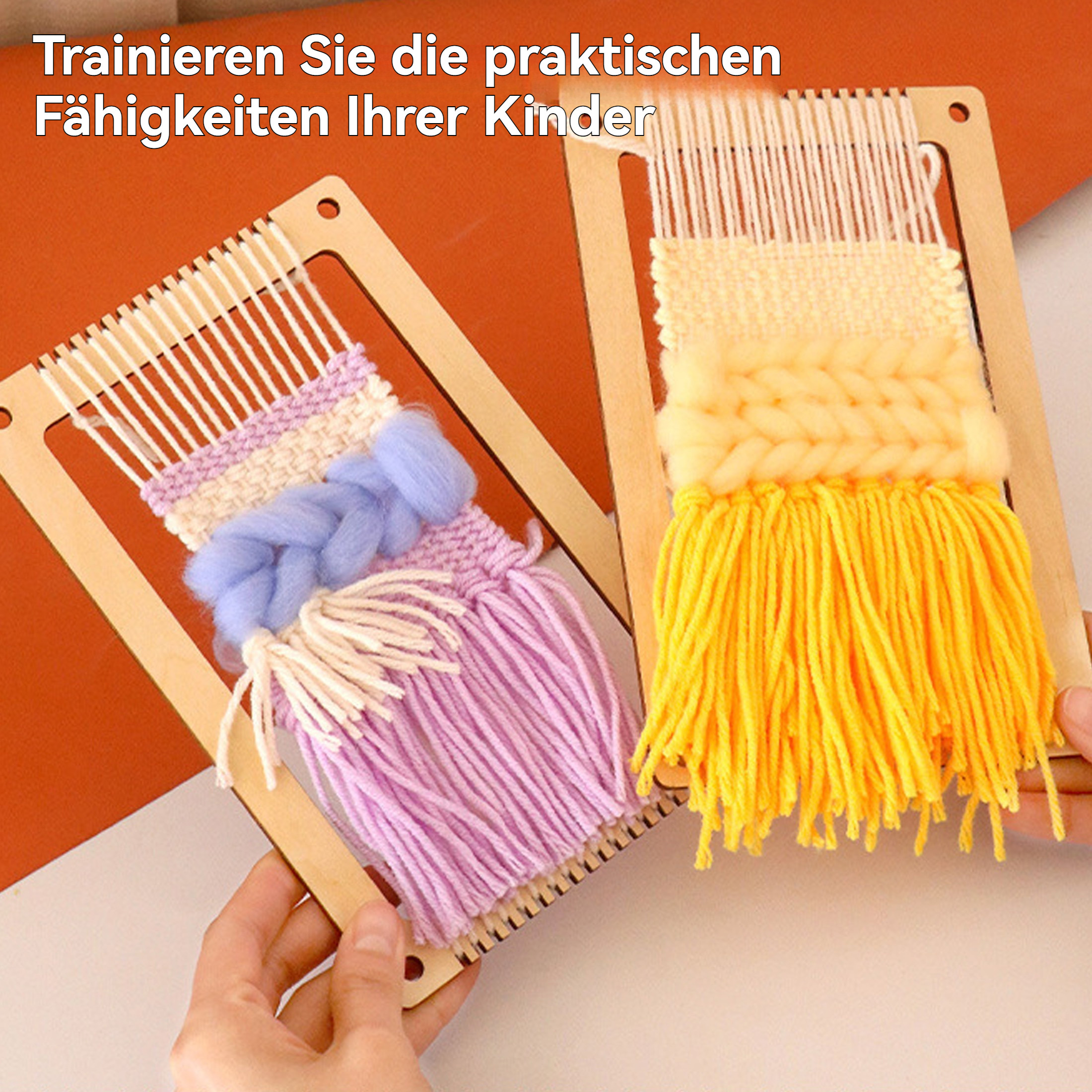 Zwei Hände halten Holzwebrahmen mit farbenfrohem Garn. Einer hat Lila, Rosa, Blau. Der andere hat gelbes Garn.
