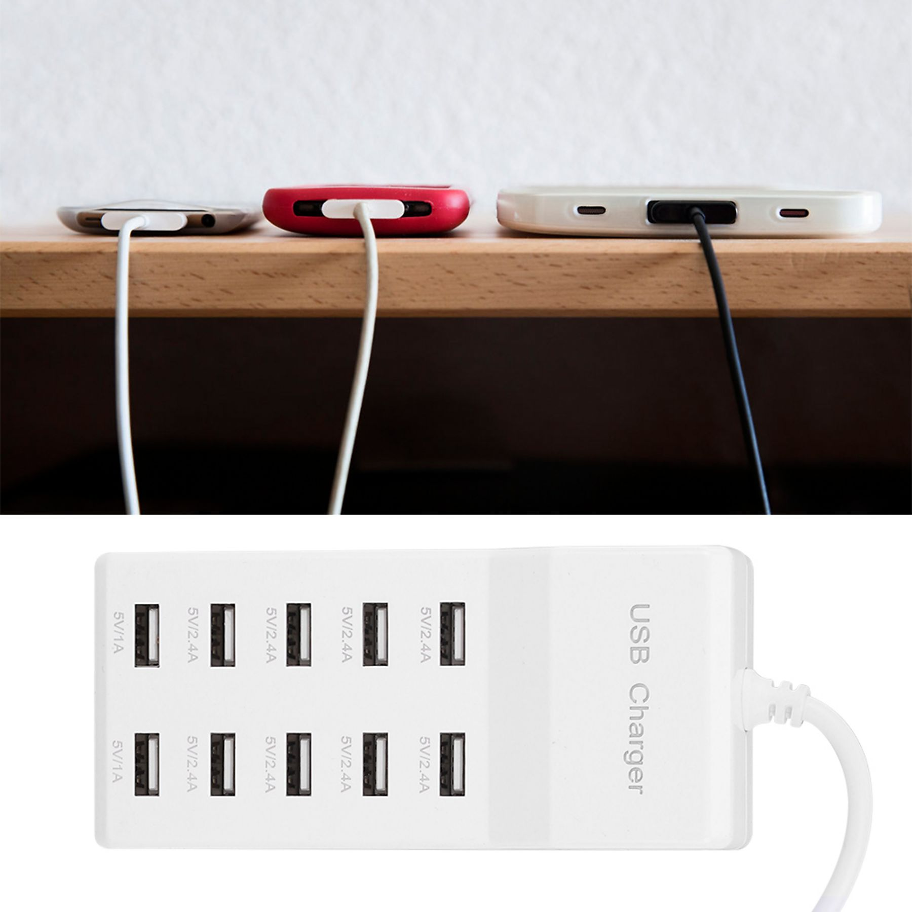 Drei Telefone auf einer Holzoberfläche, jedes mit einem Ladekabel. Darunter ist ein weißes USB-Ladegerät mit mehreren Anschlüssen zu sehen.
