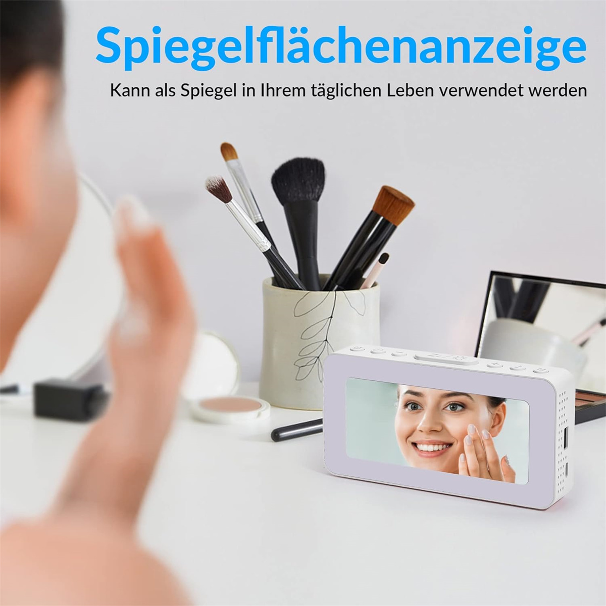 Eine Frau berührt ihr Gesicht in einem Spiegel. Make-up-Pinsel und ein Spiegel stehen auf einem weißen Tisch. Text auf Deutsch steht oben.