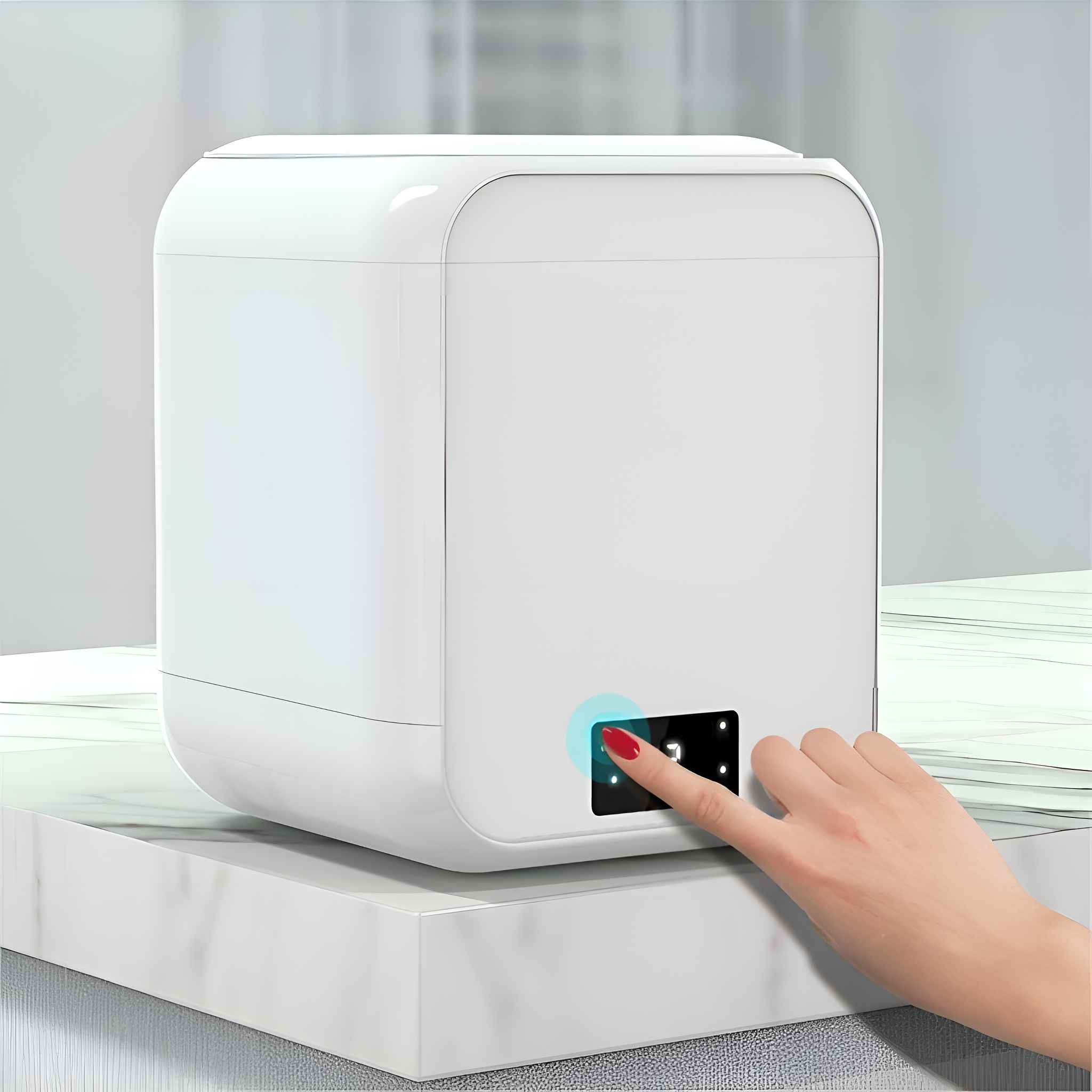 Ein weißes Gerät mit Touchpanel. Eine Hand mit roten Nägeln berührt das Panel. Der Hintergrund ist unscharf.