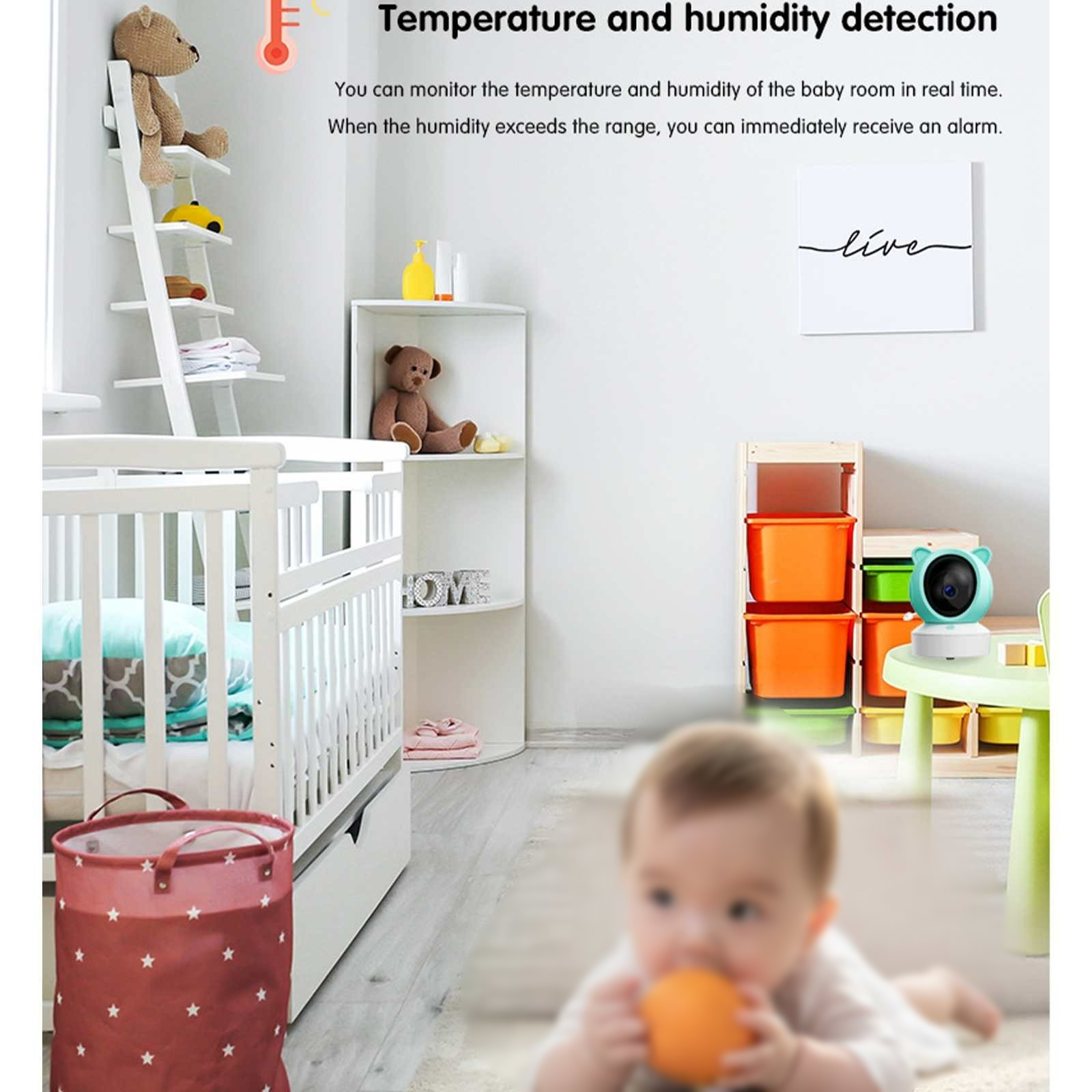 Eine Szene im Babyzimmer zeigt ein Kinderbett, Regale mit Spielzeug, einen Monitor und ein Baby auf dem Boden mit einem orangefarbenen Spielzeug.