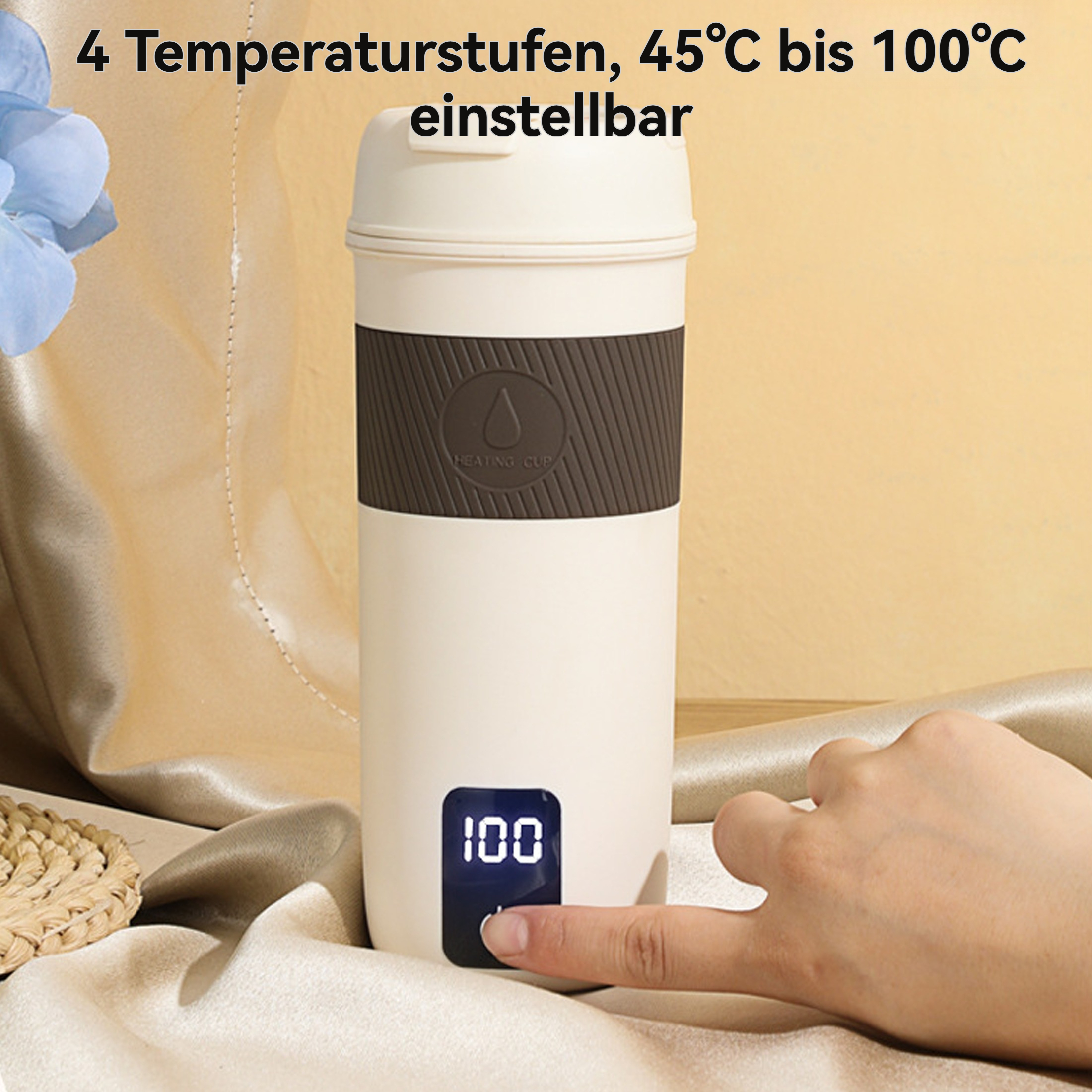 Ein weiß-brauner Heizbecher mit Digitalanzeige, die 100 zeigt. Eine Hand drückt die Taste. Text oben: '45°C-100°C'.