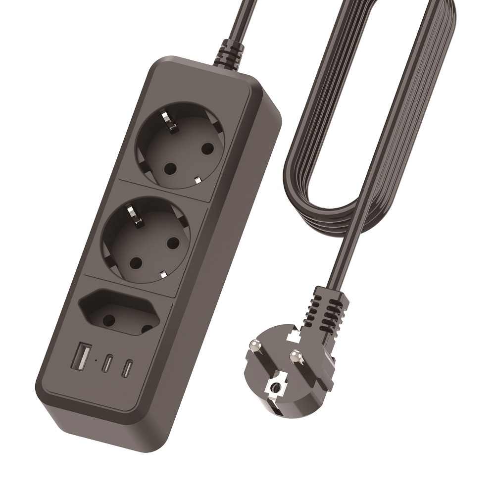 Eine dunkelgraue Steckdosenleiste mit drei Steckdosen, zwei USB-Anschlüssen und einem angeschlossenen Stecker. Isoliert auf weißem Hintergrund.