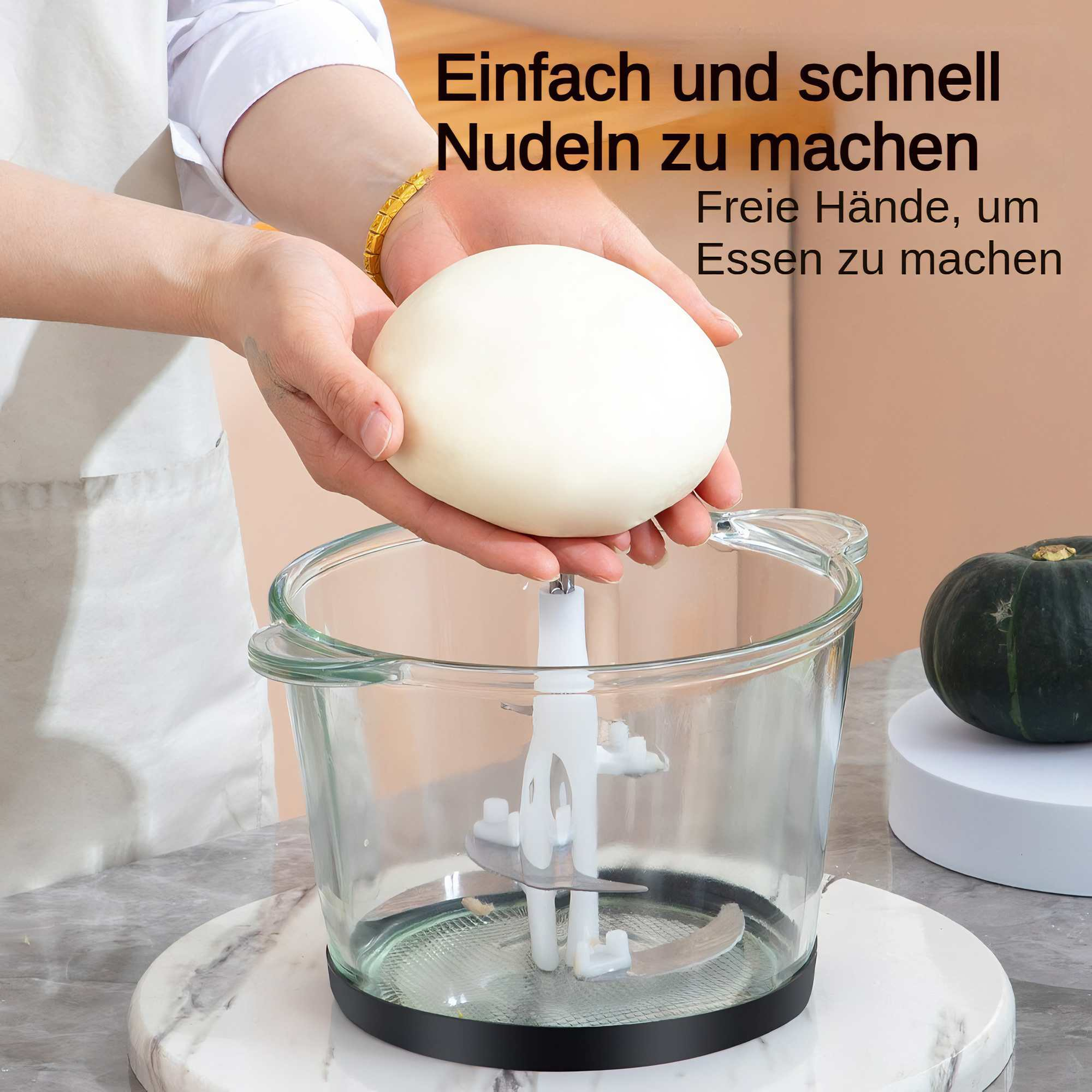 Hände halten Teig über einem Foodprozessor. Text auf dem Bild lautet: Einfach und schnell Nudeln zu machen.