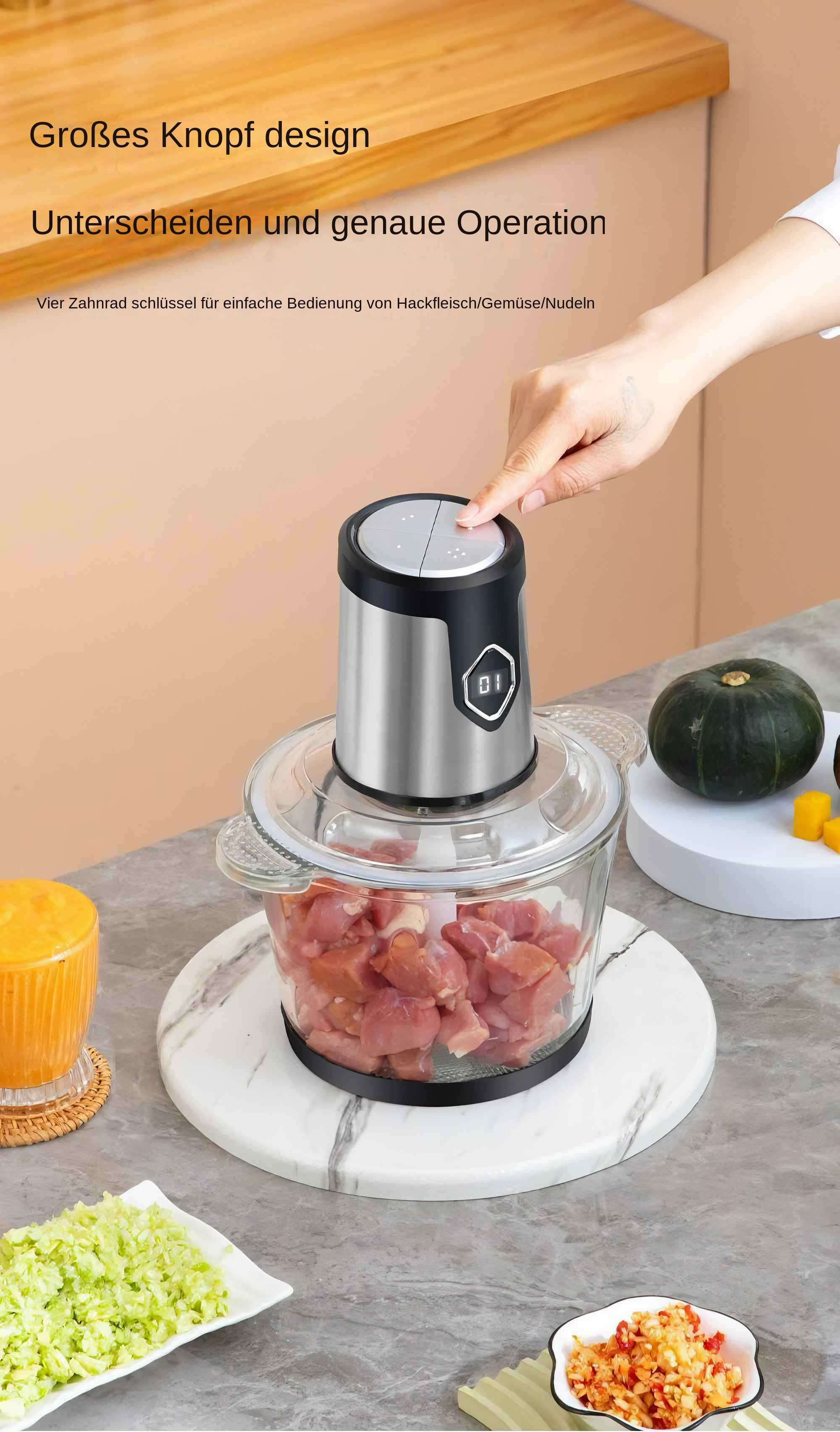 Eine Hand drückt eine Taste an einem Zerkleinerer. Gehacktes Fleisch ist innen. Gemüse wird an den Seiten angezeigt.