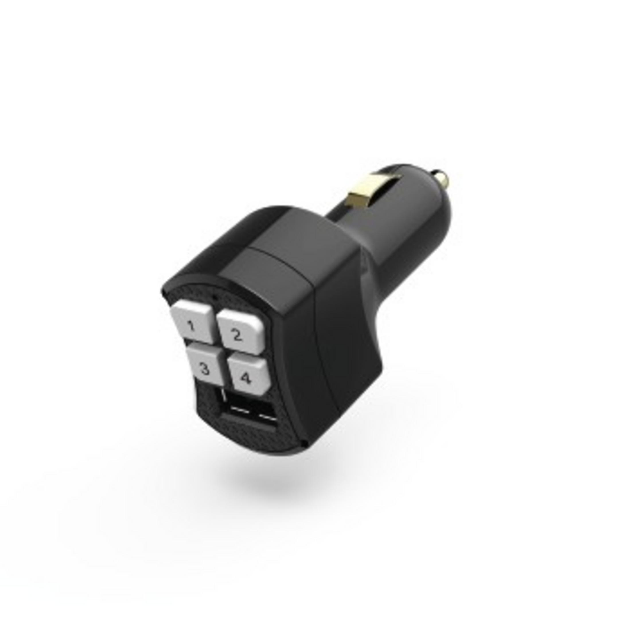 Ein schwarzes Autoladegerät mit vier nummerierten Tasten und zwei USB-Anschlüssen. Das Ladegerät befindet sich auf weißem Hintergrund.