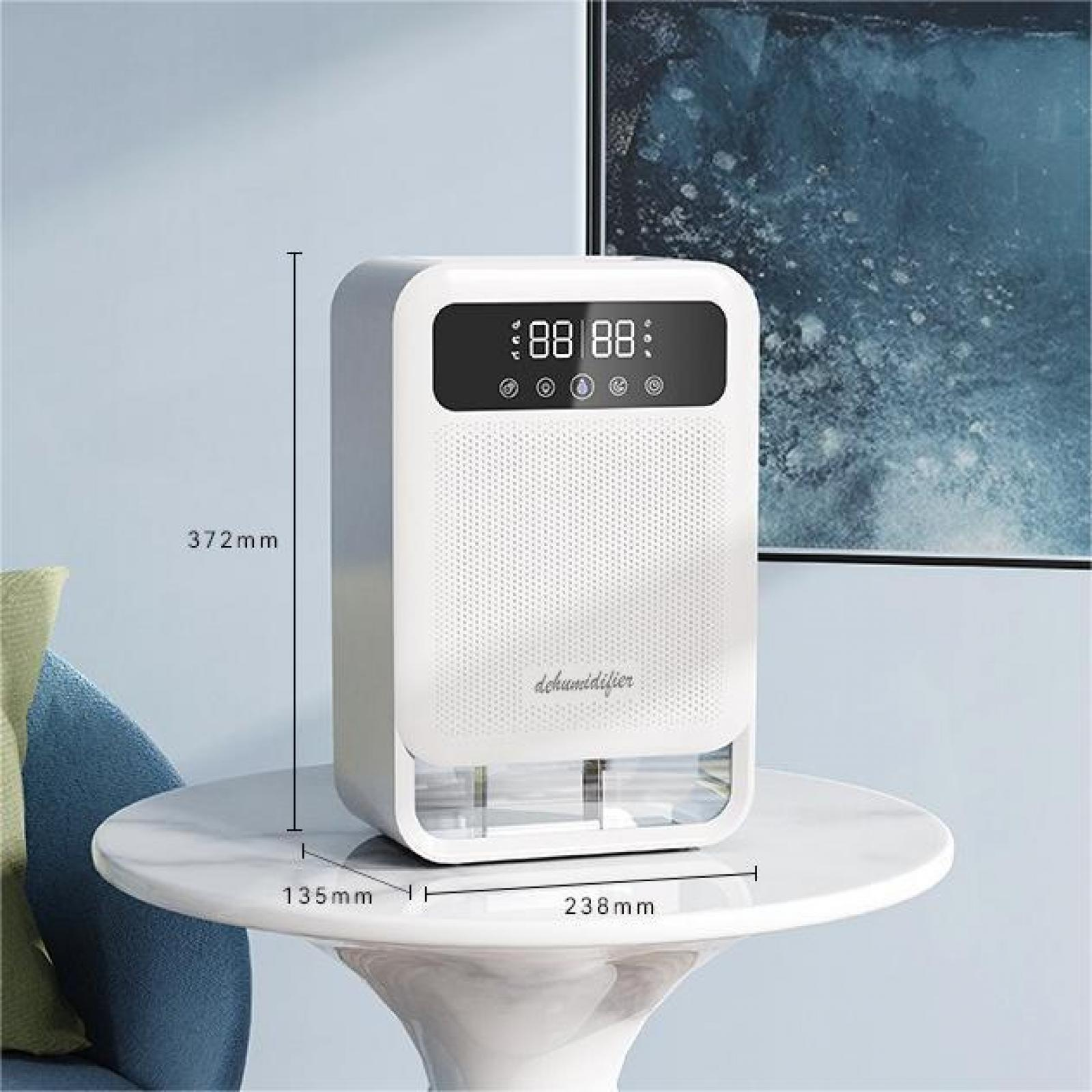 Ein weißer Luftentfeuchter auf einem weißen Tisch. Er hat eine Digitalanzeige und einen kleinen Wasserbehälter. Abmessungen sind angegeben.