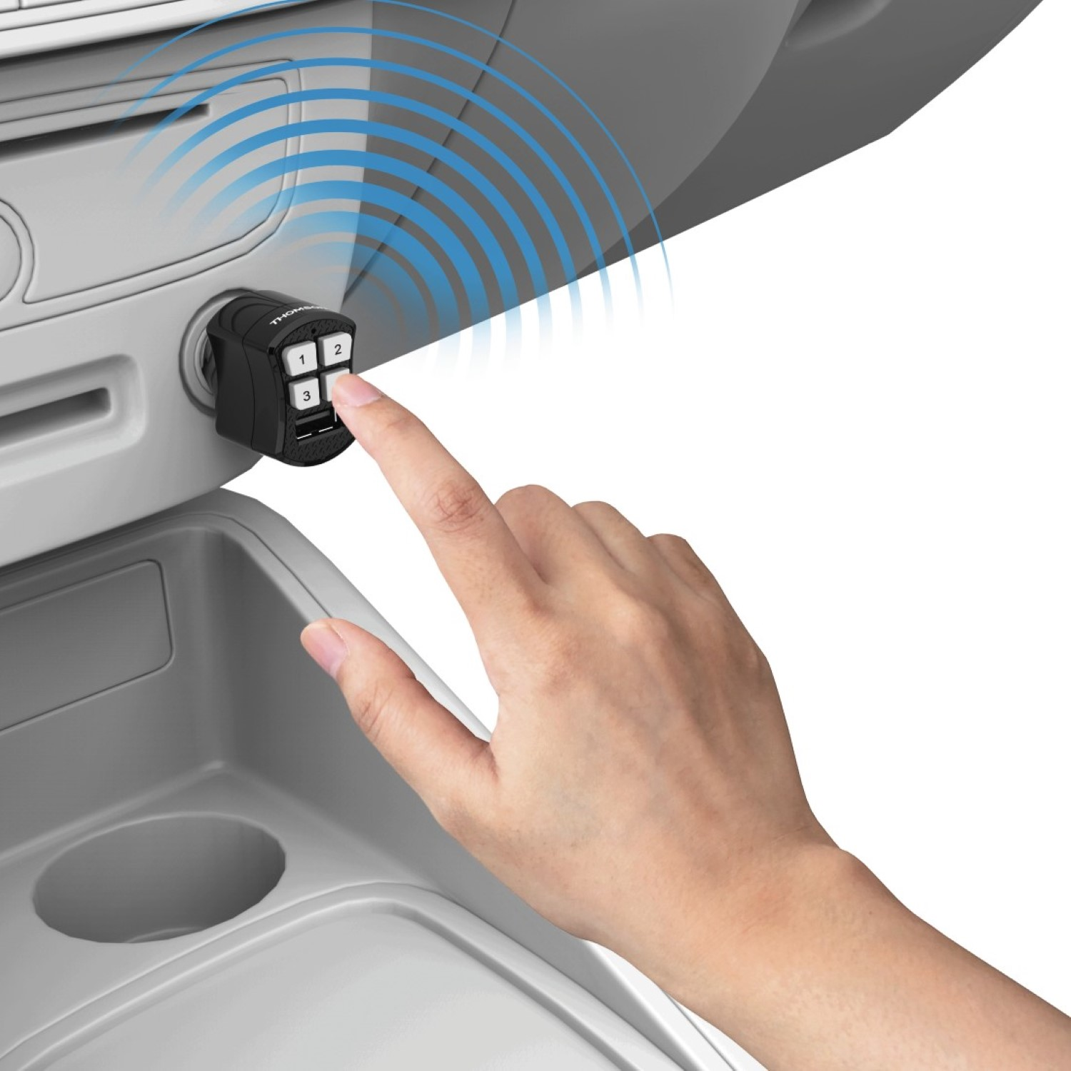 Eine Hand berührt einen schwarzen Auto-Adapter mit Knöpfen. Blaue Funkwellen gehen aus. Der Adapter ist in eine graue Autokonsole eingesteckt.