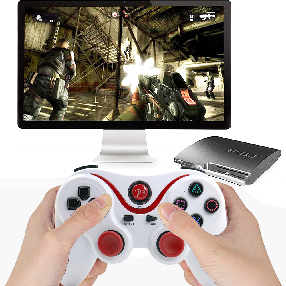 Eine Person hält einen weiß-roten Gamecontroller und spielt ein Spiel auf einem Monitor. Eine Konsole befindet sich neben dem Monitor.