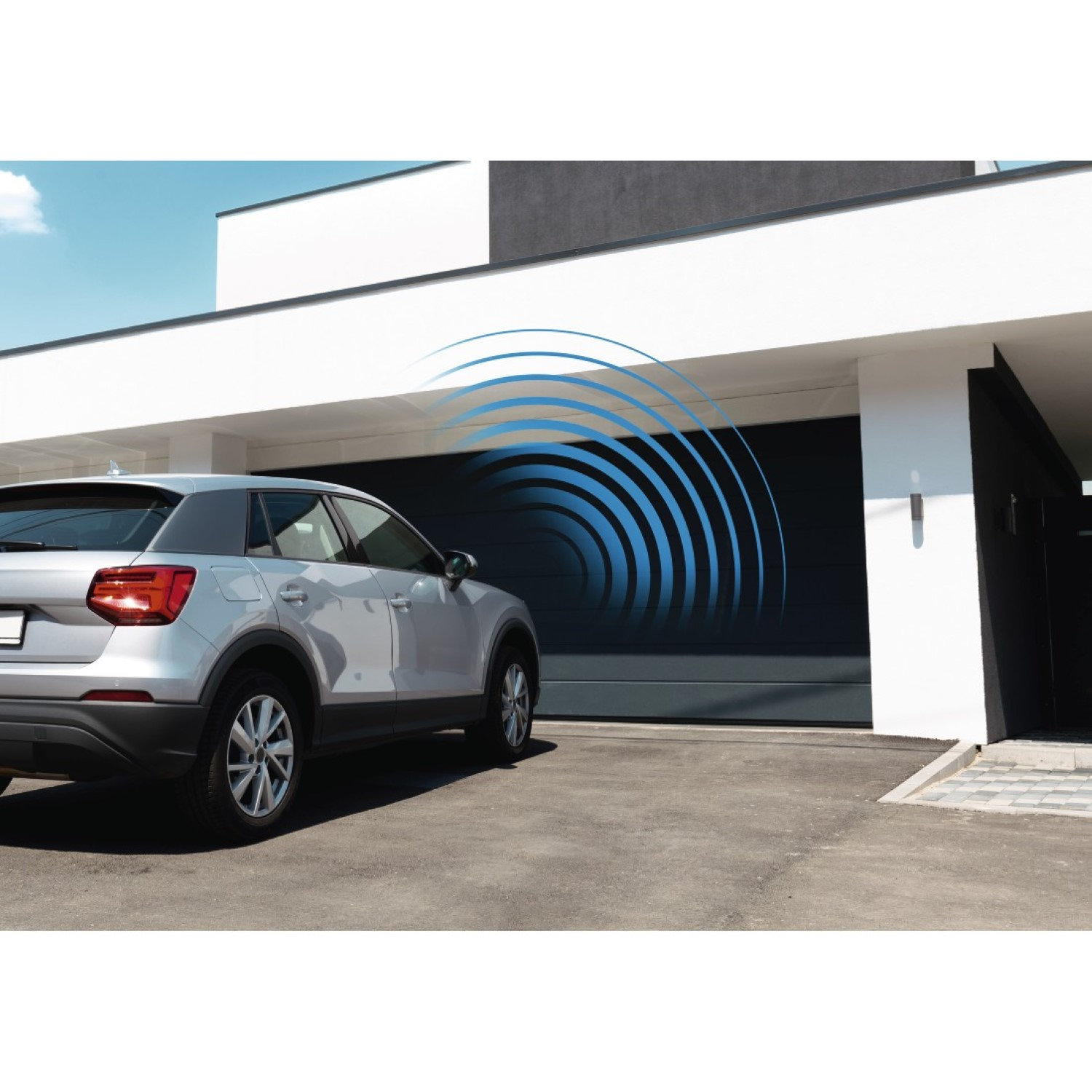 Silbernes Auto vor einer Garage. Blaue Wellen signalisieren ein Signal. Modernes weißes Gebäude mit blauem Himmel im Hintergrund.