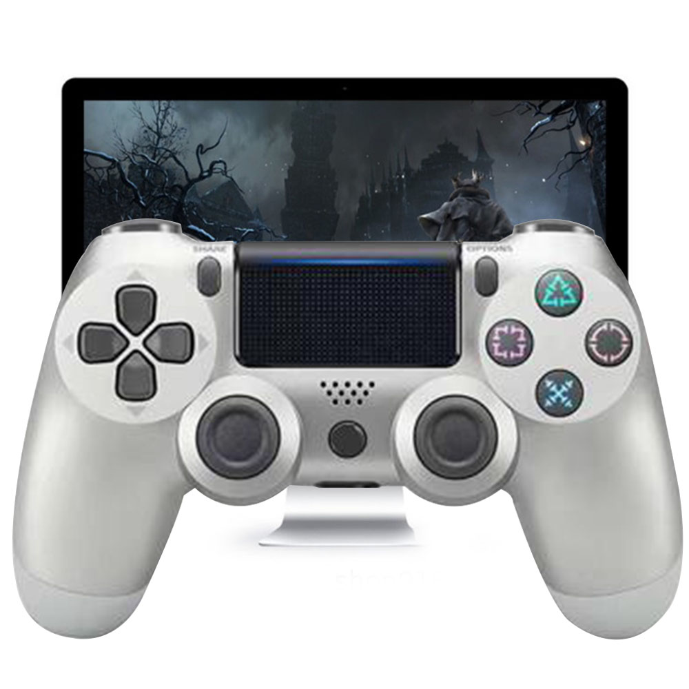 Ein silberner PlayStation-Controller befindet sich vor einem Bildschirm. Der Bildschirm zeigt ein Videospiel mit einer Dark-Fantasy-Szene.