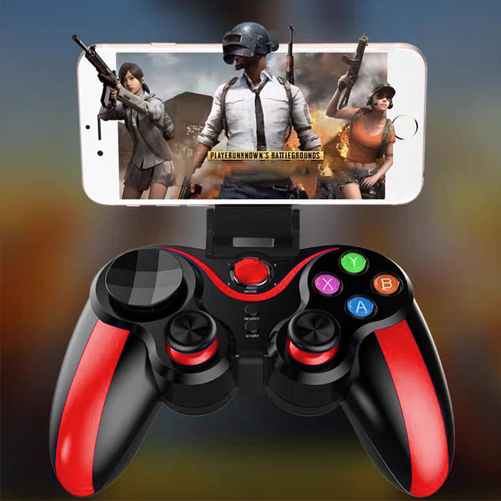 Ein schwarz-rotes Gamepad, das ein Telefon hält, auf dem eine Videospielszene mit Charakteren mit Waffen zu sehen ist.