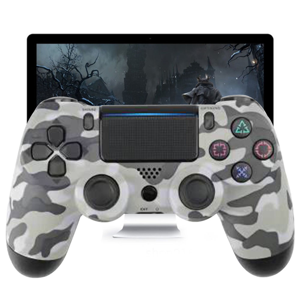 Ein getarnter PS4-Controller befindet sich vor einem Monitor, der eine dunkle Fantasy-Szene zeigt. Der Controller hat Knöpfe und ein Touchpad.