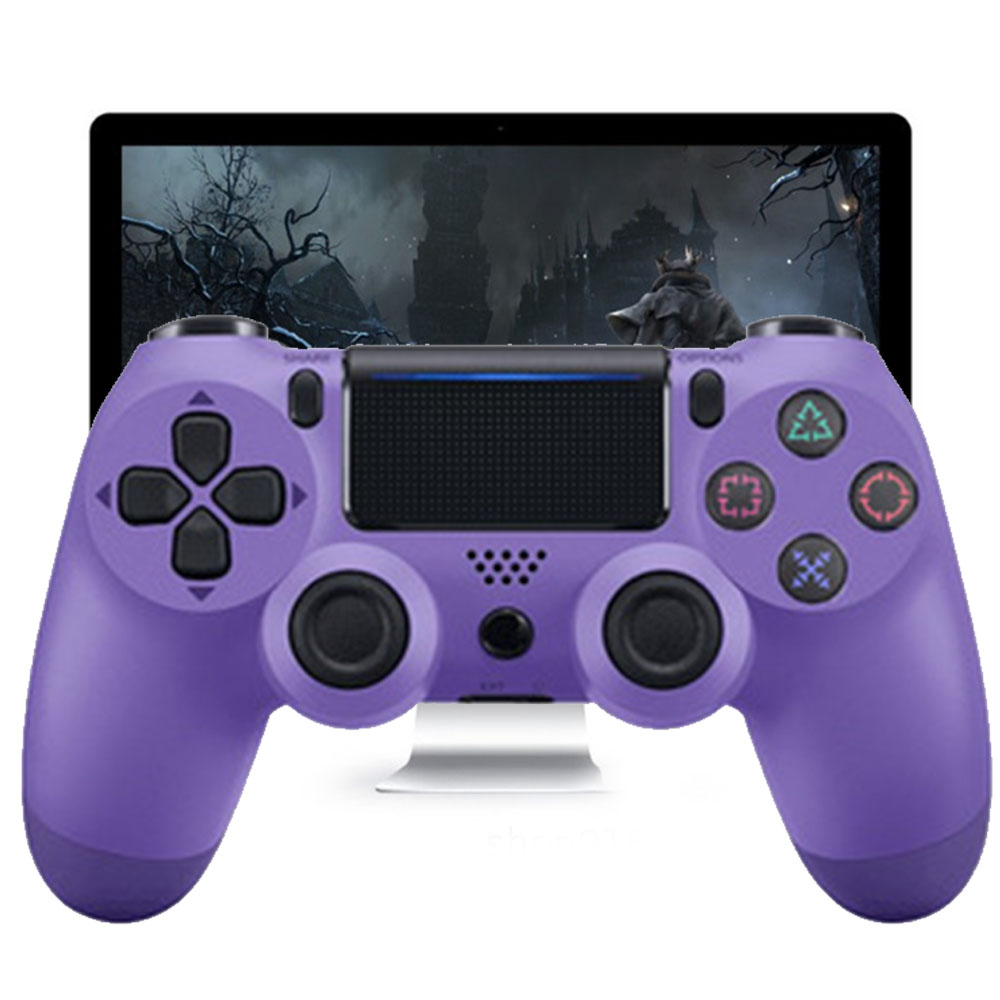 Ein lila PS4-Controller befindet sich vor einem Bildschirm mit einer Dark-Fantasy-Spielszene. Der Controller ist im Fokus.