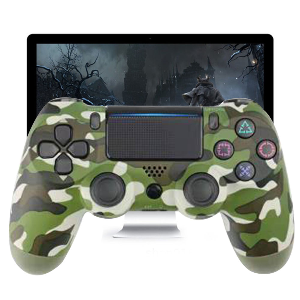 Ein Controller mit Tarnmuster vor einem Monitor mit einer dunklen Fantasy-Szene.