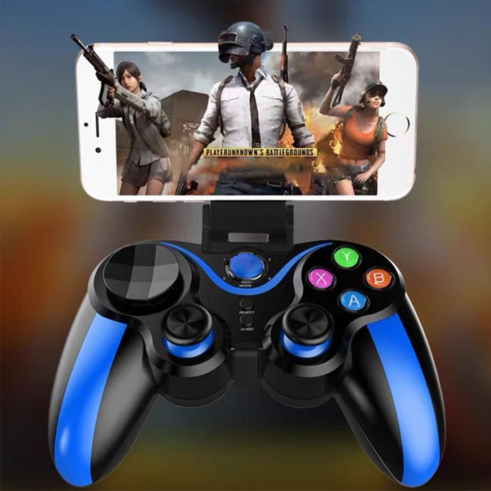 Ein Smartphone zeigt eine Spielszene, montiert auf einem schwarz-blauen Gamepad. Spielfiguren halten Waffen. Der Controller hat Knöpfe.