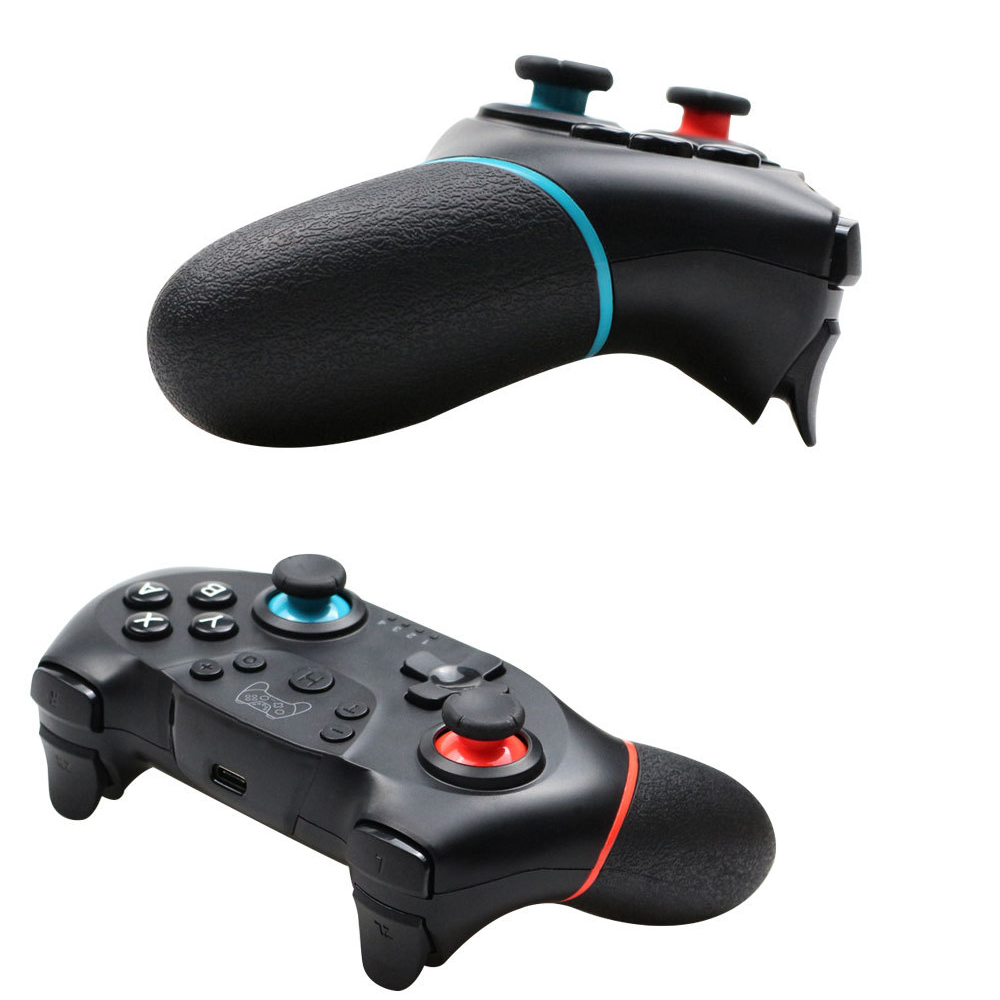 Zwei schwarze Gamecontroller mit farbigen Knöpfen und strukturierten Griffen werden auf weißem Hintergrund gezeigt. Einer ist von oben zu sehen.