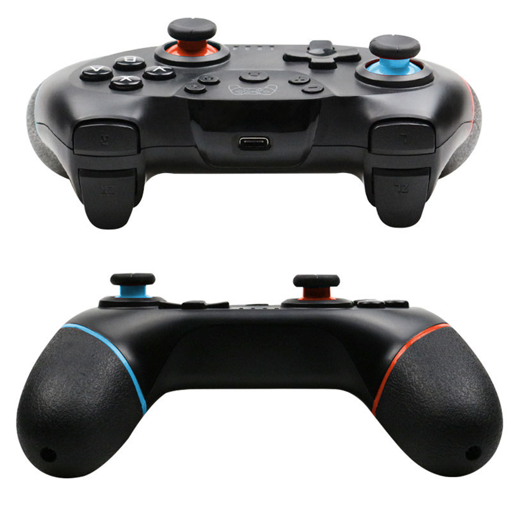 Zwei schwarze Gamecontroller. Einer ist von oben, der andere von unten. Einer hat rote und blaue Akzente und der andere hat die gleichen Akzente.