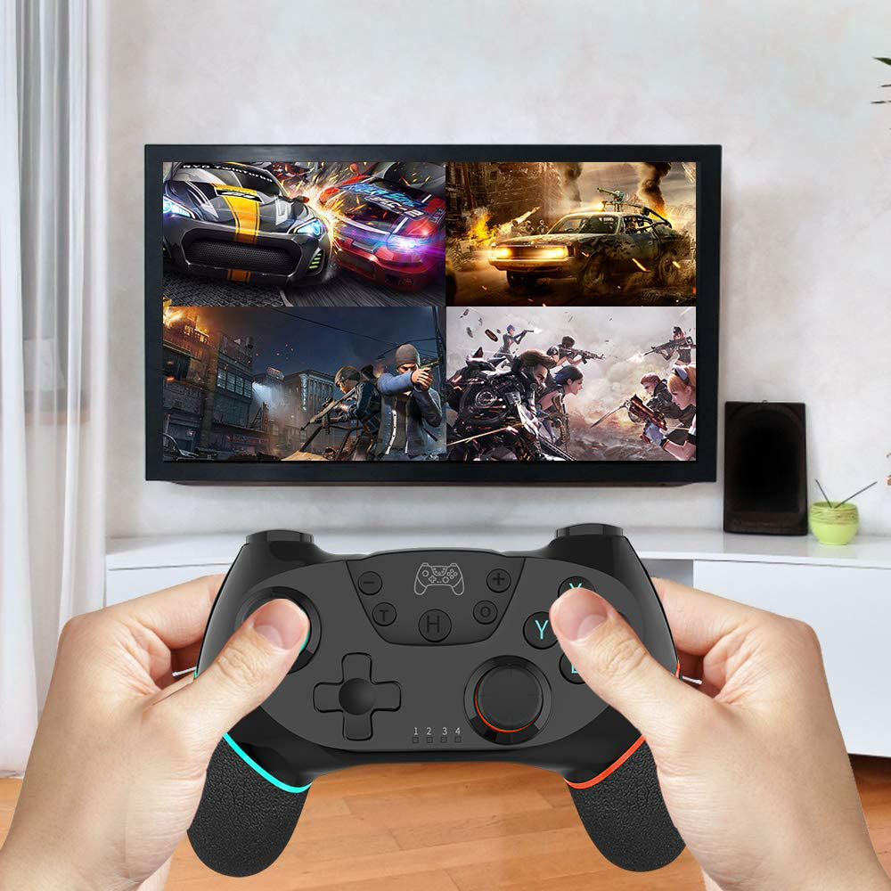 Hände halten einen schwarzen Gamecontroller, mit einem Fernseher, der actiongeladene Videospielszenen zeigt. Rennwagen und Kampfszenarien sind sichtbar.