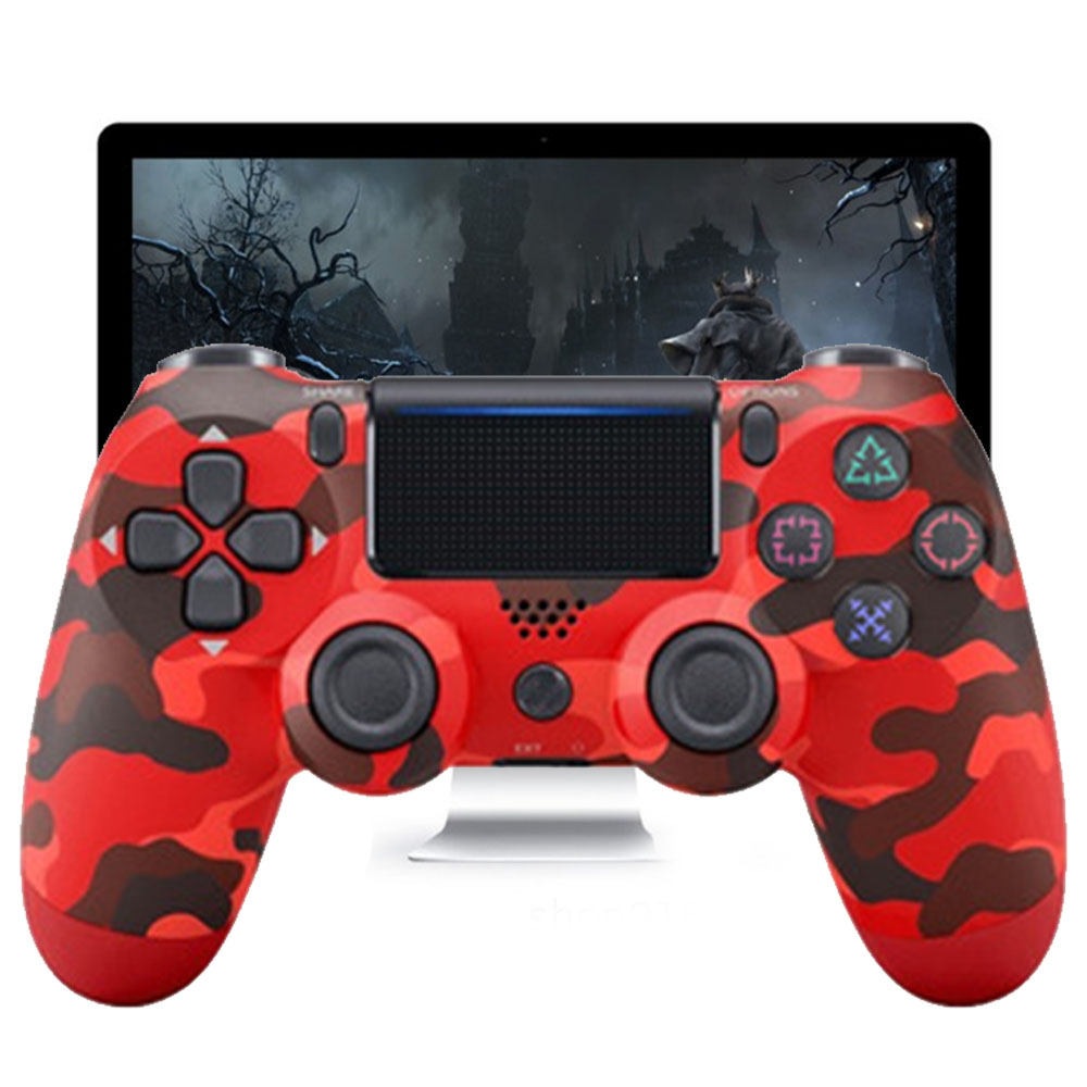 Roter Camo-PlayStation-Controller vor einem Monitor, der eine dunkle Fantasy-Spielszene zeigt.