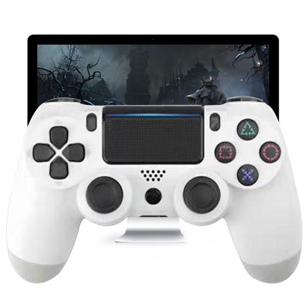 Ein weißer Gamecontroller vor einem Bildschirm, der eine dunkle Fantasy-Szene zeigt. Der Controller hat schwarze Knöpfe und ein Touchpad.