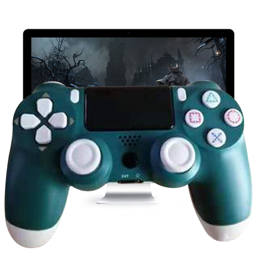 Ein türkisfarbener Game-Controller vor einem Monitor, der eine dunkle Fantasy-Szene zeigt. Die Controller-Tasten sind weiß.