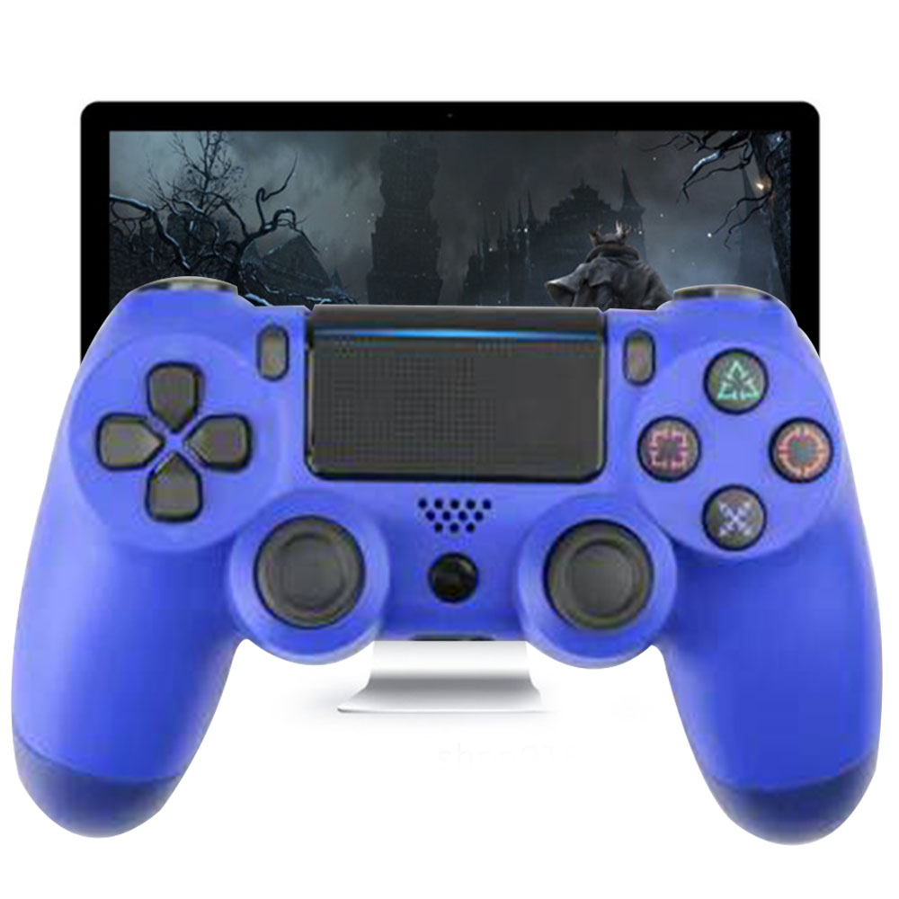 Ein blauer PlayStation 4-Controller im Fokus, mit einem Monitor, der eine dunkle Fantasy-Szene im Hintergrund zeigt.