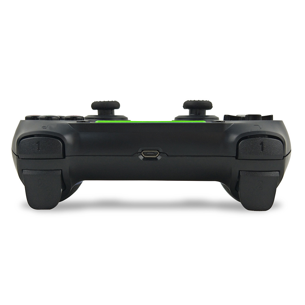 Schwarzer Gamecontroller mit grünen Akzenten. Er hat zwei Joysticks, Knöpfe und einen Ladeanschluss. Isoliert auf weißem Hintergrund.